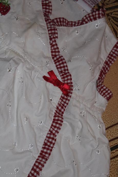 Dívčí šaty prošité květy, jahůdky vel. 62 - 68, 62