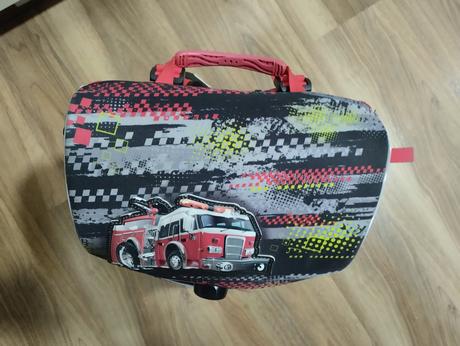 Školní aktovka stil hasičské auto,