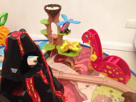 Kidkraft vláčkodráha se stolem - dinosauři, 