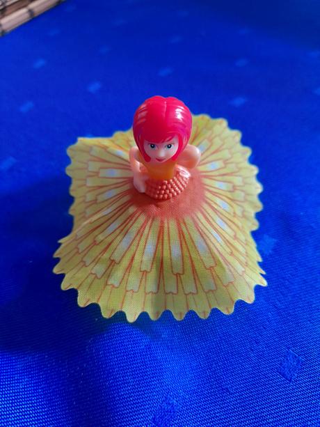 Panenka se sukničkou z kunder vajíčka,