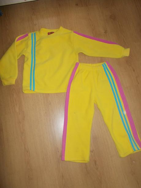 Žlutá flaušová souprava, 110