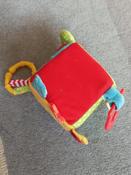 Látková kostka s rolničkou, 