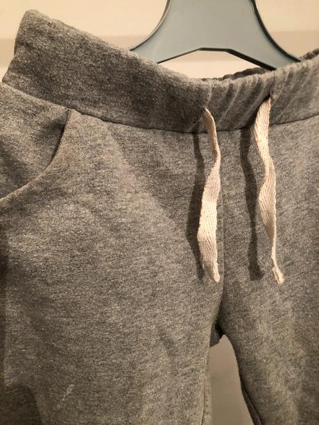 Šedé tepláky s kapsami a tkanicí, 104