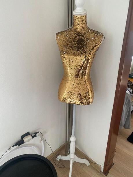 Stojan na oblečení pro slečnu, 