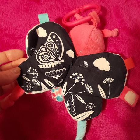 První hračka nádherný motýl na kočárek, 