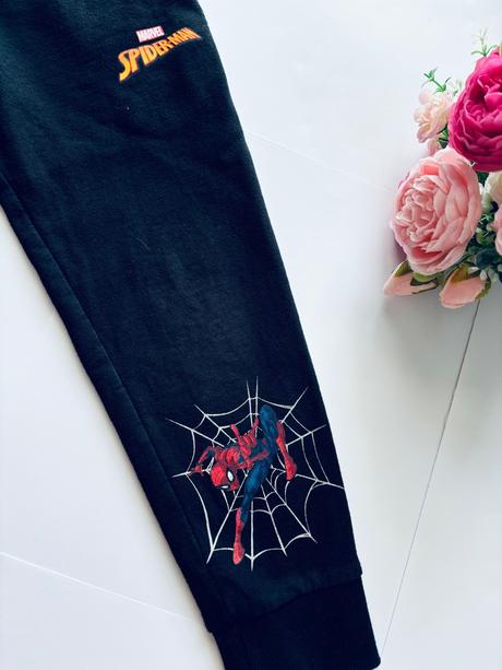 K1/ tepláky černé - v.3/4 roky, marvel,104