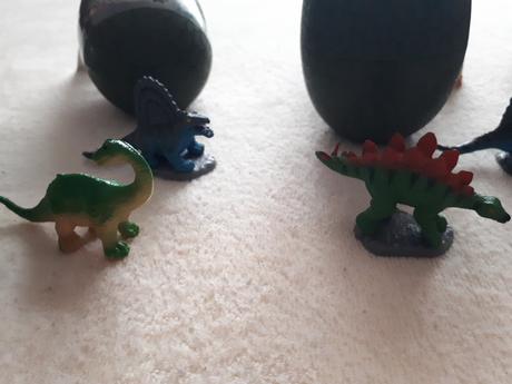 Dětská hračka - dinosauří vejce s dinosaury,