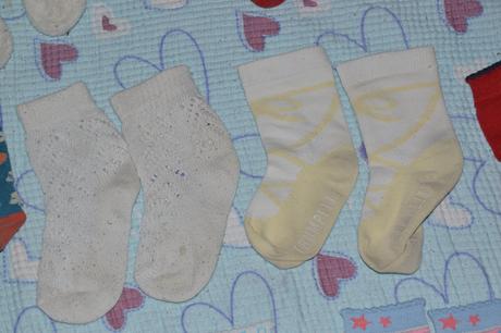 Bílé krajkové ponožky k sukni, žluté protiskluzové, 98