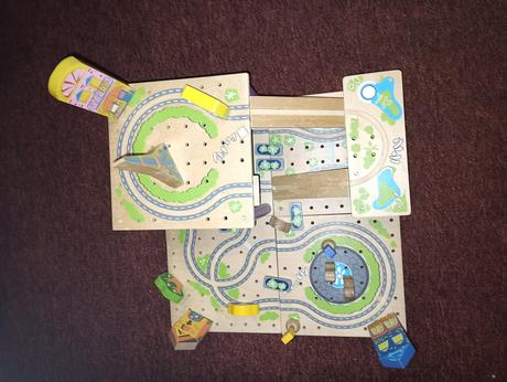 Dřevěné městečko včetně krabice, pexeso,