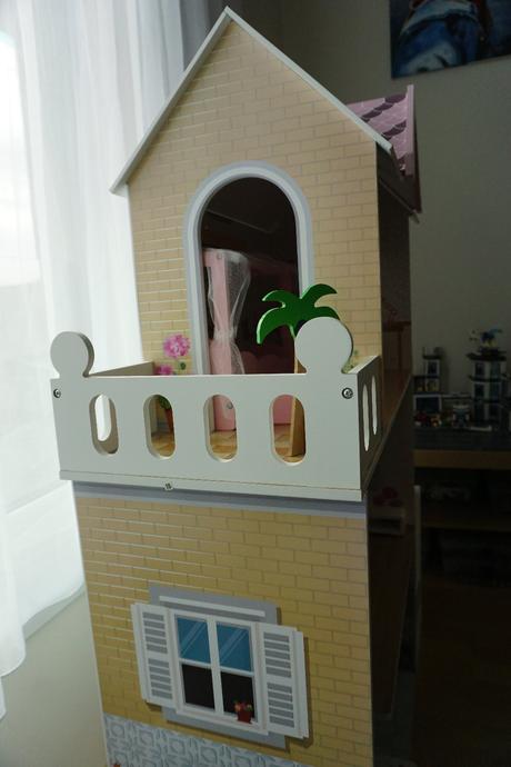 Woody domeček pro panenky s výtahem,