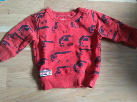Červená mikina s náklaďáky, next,68