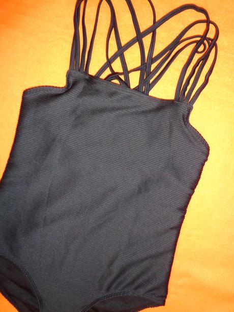 Luxusní jednodílné černé plavky - pruhované, 40