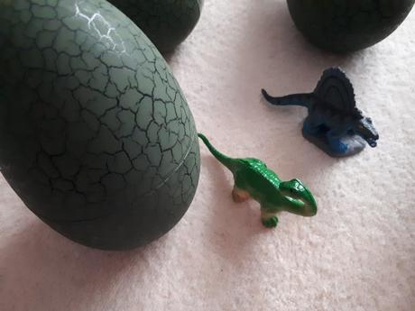 Dětská hračka - dinosauří vejce s dinosaury,
