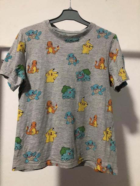 Šedé triko s pikachu, 140