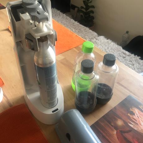 Sodastream se 4 plastovými lahvemi,