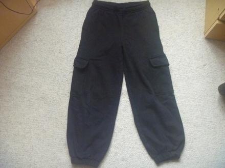 Černé tepláky zn. c&a vel. 134, c&a,134