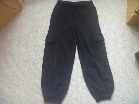 Černé tepláky zn. c&a vel. 134, c&a,134