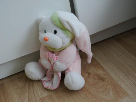 Plysovy meda chrastici pro miminka,