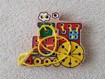 Dřevěná provlékačka,