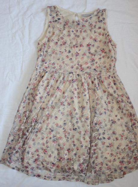 Ho27. nádherné krajkové šaty 8-9 let, 134