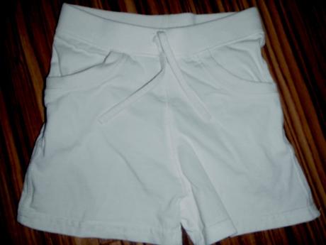 Bílé bavlněné kraťásky a vzdušná sukýnka, 86–98