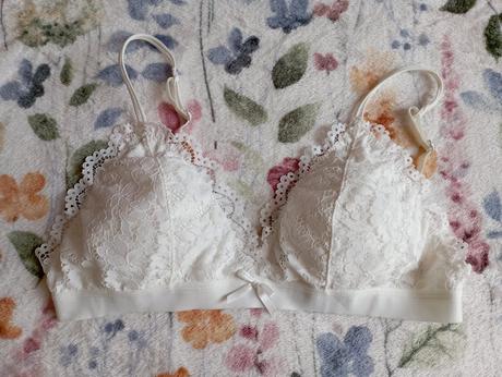 Bílá krajková braletka na zapínání, gate,m