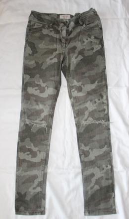 Ub143. maskáčové džíny s moderními dírami 11-12let, next,152