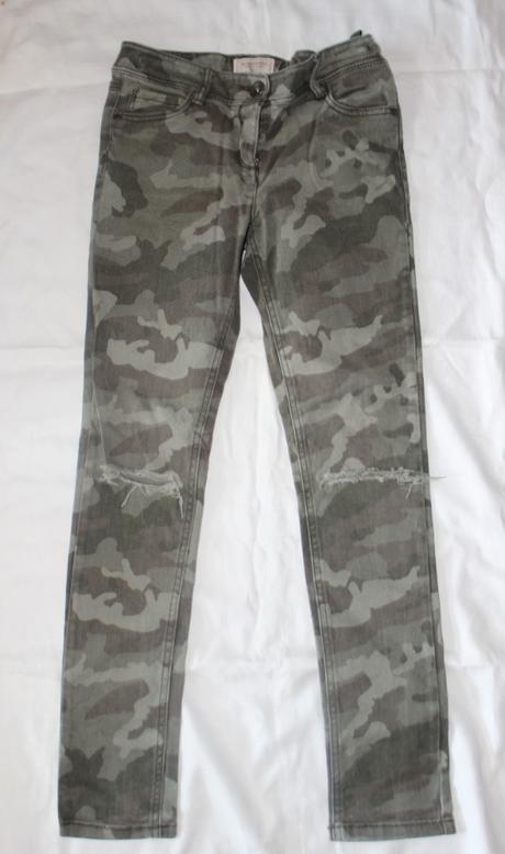 Ub143. maskáčové džíny s moderními dírami 11-12let, next,152