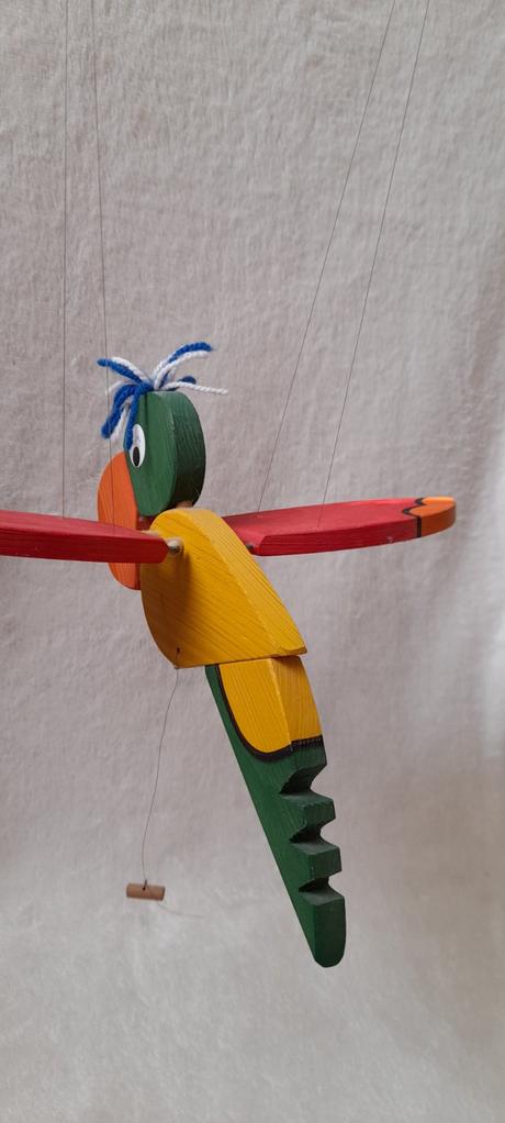 Závěsná hračka - papoušek dřevěný žíhaný, 