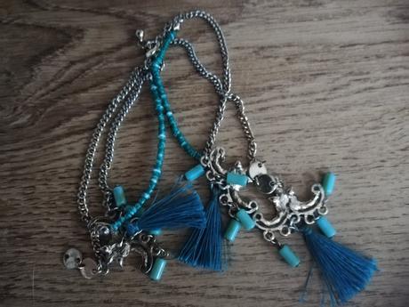 Náramky a přívěsek na kabelku.,