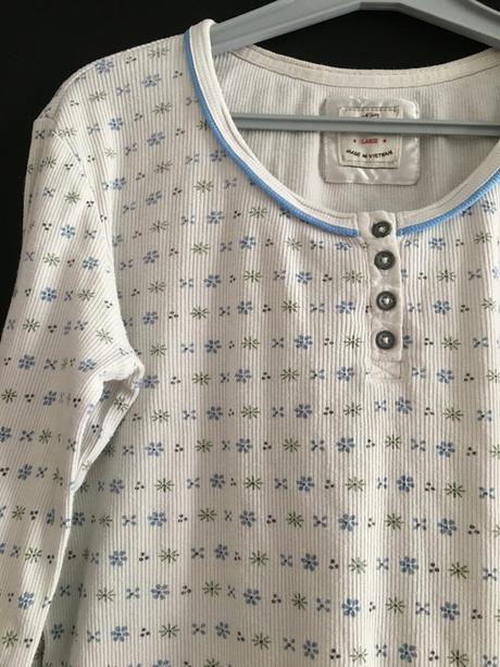 Vel. 140 pyžamové triko s kytičkama, 140