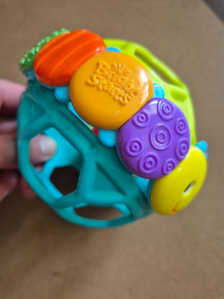 Chrastící míček bright starts +hračky pro nejmenší, 