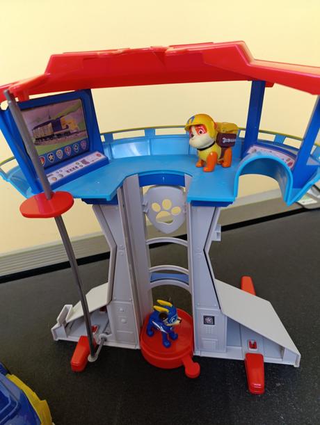 Věž tlapková patrola s autem a pejsky,