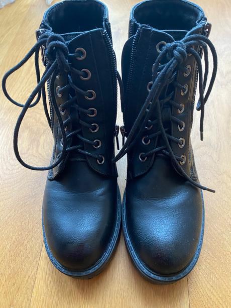 Kotnickove boty, baťa,34