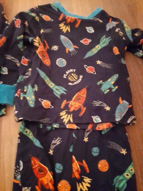 2x krásné pyžamo dlou s raketou na kluka 110, tesco,110
