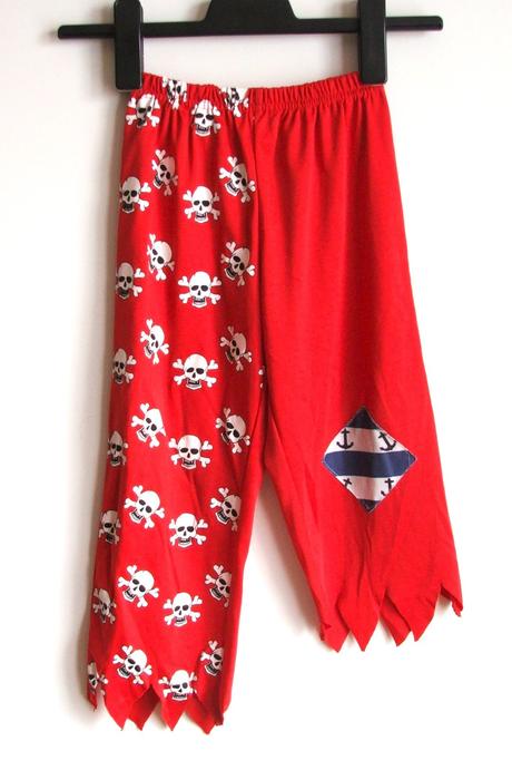 R118 kalhoty kostým pirát zn. tu vel. 5-6 let,