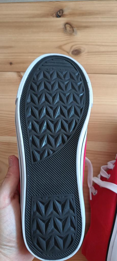 Červené tenisky, 39