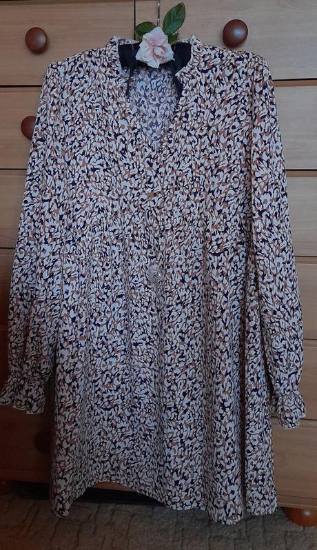 Vzorované krátké šaty s dlouhými rukávy, l
