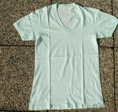 Pistáciově zelené tričko s výstřihem do v, m