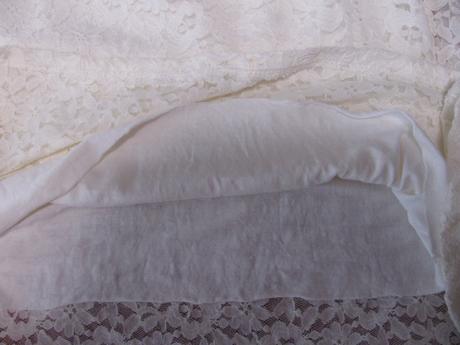 Smetanově bílé krajkové mini šaty, 146