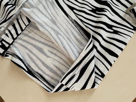 Zebra šaty s páskem s vadou pásku, vel l i méně,, l