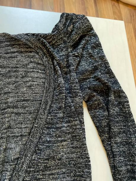 Delší propínací svetřík se stříbrnou nití, vel m i, f&f,m