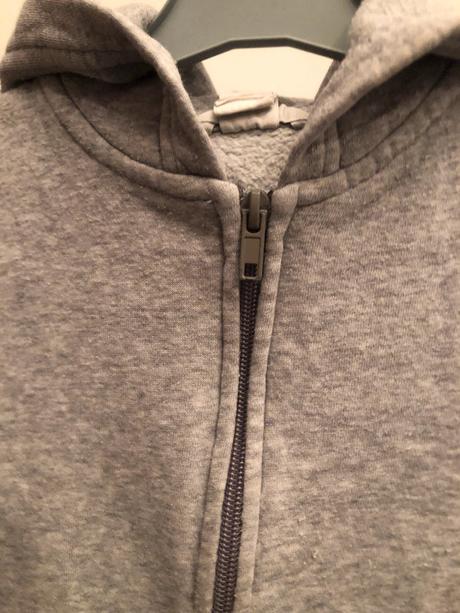 Šedá mikinka s kapucí, 110