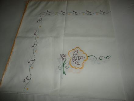 Velký, ručně vyšívaný bílý ubrus, 