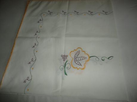 Velký, ručně vyšívaný bílý ubrus, 
