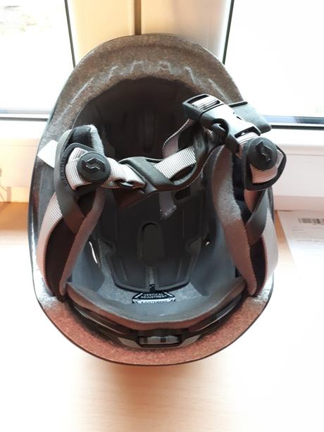 Kvalitní lehká značková helma na lyže scott, s