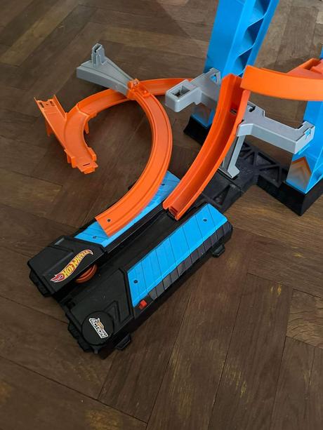 Hot wheels padajícíc věž+3 autíčka,