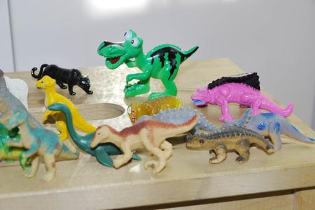 17 figurek malych dinosauru + kostra dinosaura,