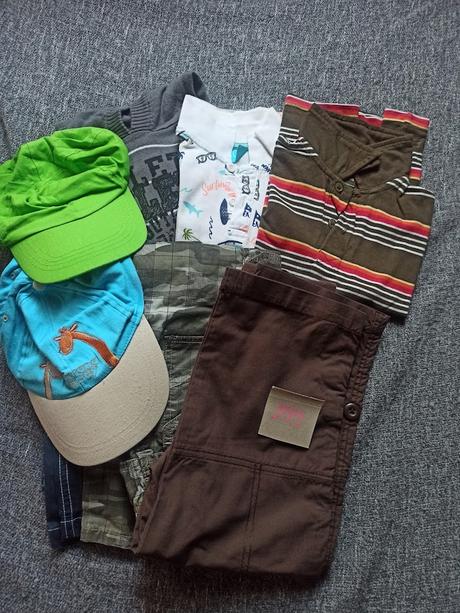 3x plátěné kalhoty,2x kšiltovka,1x vesta,2x triko, 104–116
