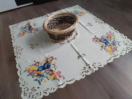 Nový velikonoční ubrus 85x85 cm s košíkem, 